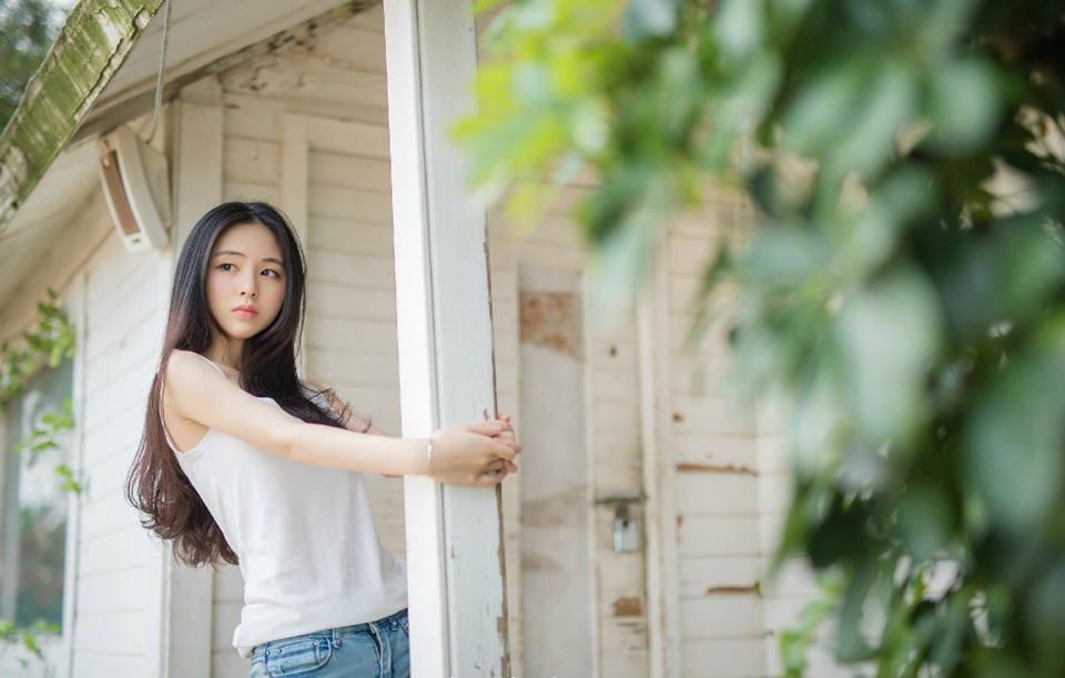 “蜀中已在掌控，但要防备荆州，诸葛亮此人，大局观极强，如今联盟既然破裂，定会极力劝刘备返回荆襄，当命士元、孝直尽快将程度占据，莫要再给对方机会，只要蜀中在握，天下大势便尽在主公掌握，至于荆襄，伏德这颗棋子，是时候用了。”贾诩微笑着看向吕布道。